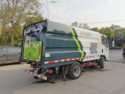 國六標準環(huán)衛(wèi)新裝備 解放藍牌掃路車與防撞緩沖車，高效環(huán)保作業(yè)利器