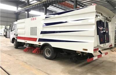 清潔與守護并行 12方掃路車優(yōu)惠來襲，防撞緩沖車助力城市安全